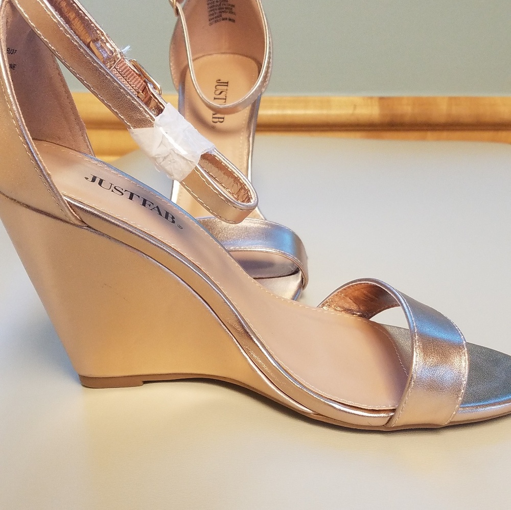 NWOT JustFab Rosegold Wedges
